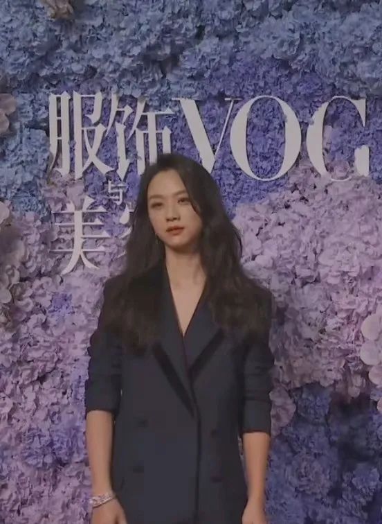 女明星紅毯造型PK:宋佳顯壯,周冬雨保暖,楊冪造型一騎絕塵 女明星紅毯造型PK:宋佳顯壯,周冬雨保暖,楊冪造型一騎絕塵