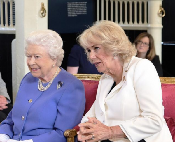 93歲女王冬天也光腿，比小21歲的卡米拉優雅，現今卻不得不用柺杖