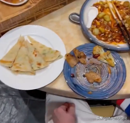 美國滑雪小姐姐臨走時瘋狂點菜，哭著說再不點，以後就吃不到了