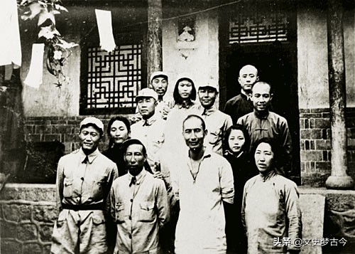 他是太原首任市委書記，建國後官至紡織工業部顧問，享部長級待遇