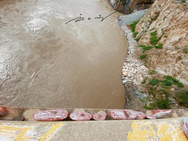 西藏洛隆的重要橋樑,就在國道349旁邊,曾是跨越怒江的唯一通道 西藏洛隆的重要橋樑,就在國道349旁邊,曾是跨越怒江的唯一通道