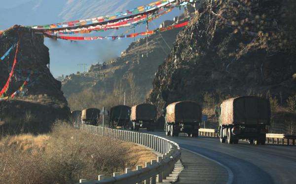 馳騁千里！高原汽車兵勇闖天路