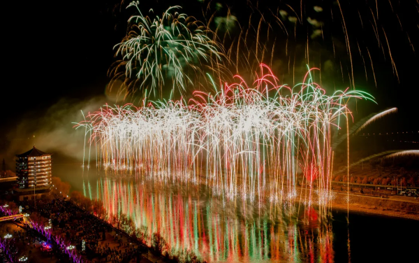 【網路中國節】月色嬋娟永靖夜 焰火耀天映新春