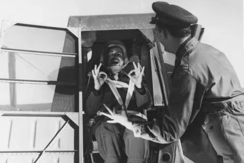 血管爆裂多處骨折,他作死坐上6只火箭驅動的車,體驗46.2倍重力 血管爆裂多處骨折,他作死坐上6只火箭驅動的車,體驗46.2倍重力