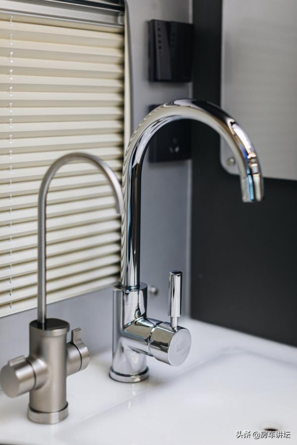 228&period;8w碳纖維交期長&quest;選141&period;8w的玻璃鋼&comma;除車身以外所有配置都一樣