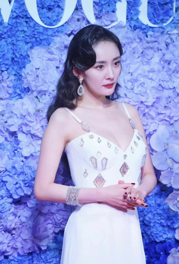 女明星紅毯造型PK:宋佳顯壯,周冬雨保暖,楊冪造型一騎絕塵 女明星紅毯造型PK:宋佳顯壯,周冬雨保暖,楊冪造型一騎絕塵