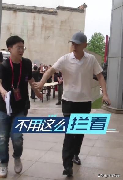 有人帶8助理30保鏢，他啃漢堡被噎，誰揭了“塑膠演員”的遮羞布