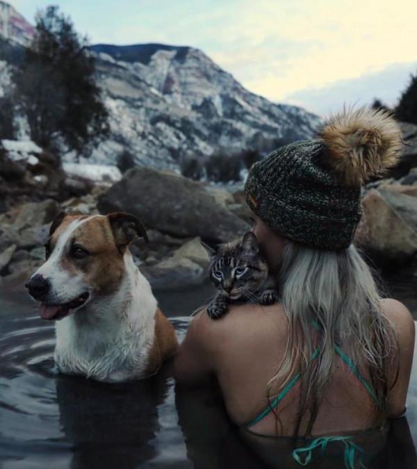 兩人一貓一狗四處探險旅行,每一幕都萌翻天 兩人一貓一狗四處探險旅行,每一幕都萌翻天