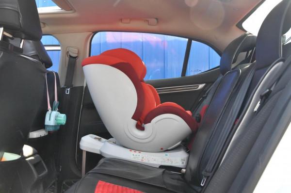 「開箱+全方位測評」上車實測 qborn 0-12歲兒童安全座椅 「開箱+全方位測評」上車實測 qborn 0-12歲兒童安全座椅