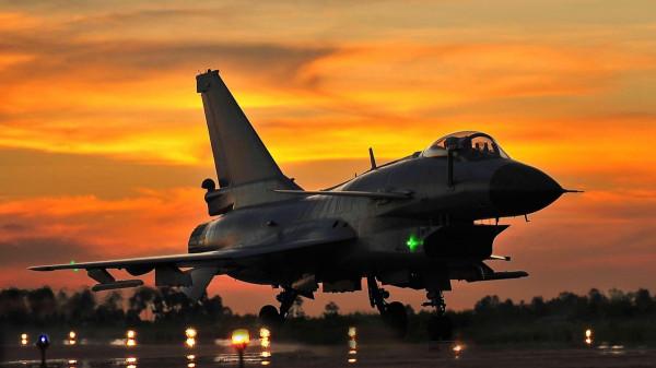中國空軍的明智決定！放棄引進F16和幻影，國產殲10得以橫空出世