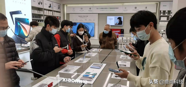 真香！中國科技春晚剛結束，路人粉實體店上手新機，這質感絕了