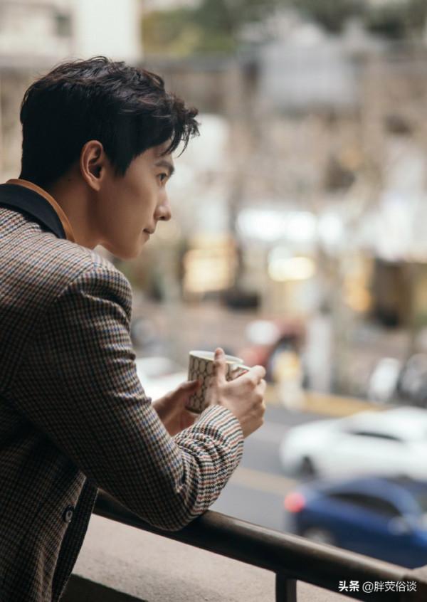 一身休閒西裝配上精緻的五官,楊洋真的很帥氣 一身休閒西裝配上精緻的五官,楊洋真的很帥氣