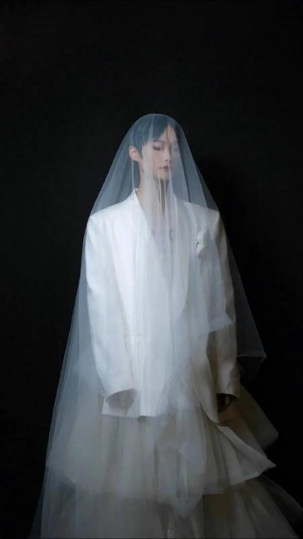 李宇春終於穿得像個女人,想不到她穿裙子氣質驚豔,早該這樣穿了 李宇春終於穿得像個女人,想不到她穿裙子氣質驚豔,早該這樣穿了