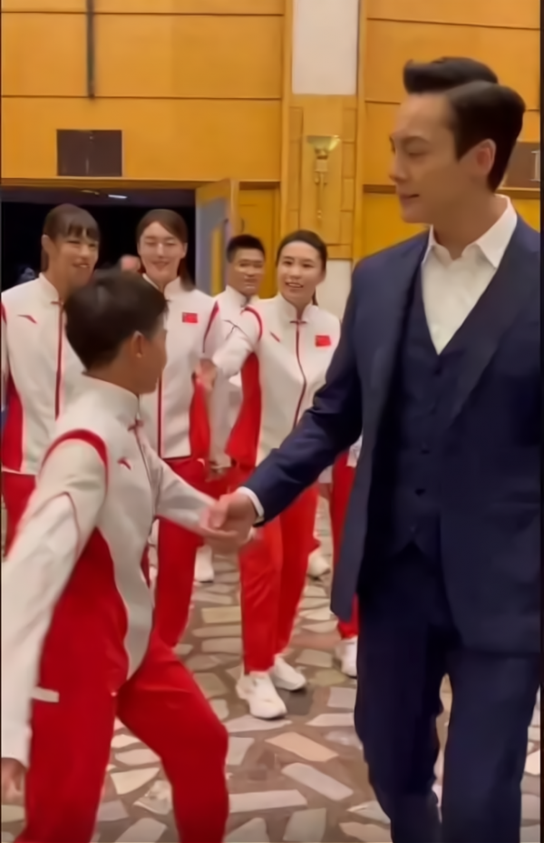 14歲全紅嬋終於登上央視晚會!穿運動裝站舞臺C位亮相,膽子真大 14歲全紅嬋終於登上央視晚會!穿運動裝站舞臺C位亮相,膽子真大