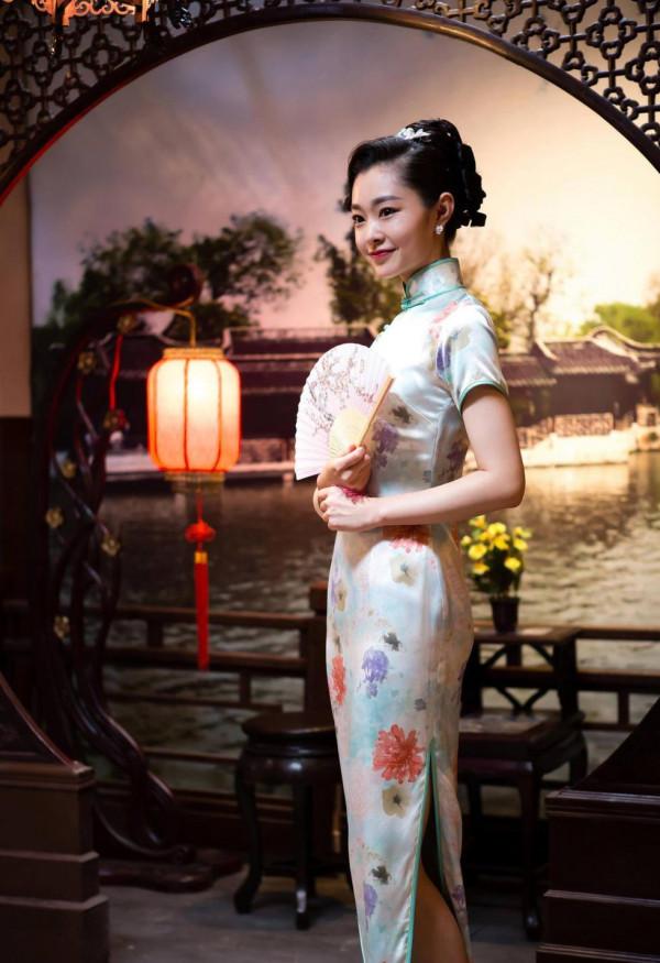 宋軼再穿旗袍錄節目，清純又嬌俏，網友：美成民國初戀的模樣