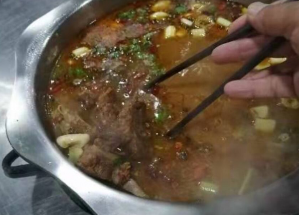 滕州晚上營業的碳燒羊蠍子，天天爆滿門口像停車場，老闆娘是亮點