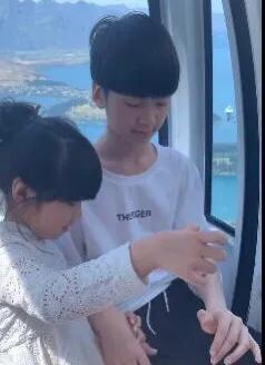 14歲張悅軒逼近1米8!何炅真沒想到被張亮兒子身高碾壓來得那麼快 14歲張悅軒逼近1米8!何炅真沒想到被張亮兒子身高碾壓來得那麼快