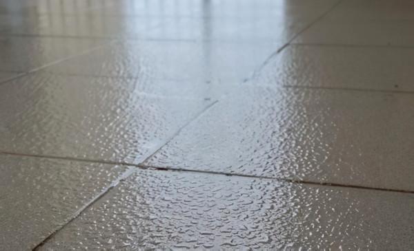 農村自建房室內瓷磚為何會返潮？兩個原因導致返潮，明白後去解決