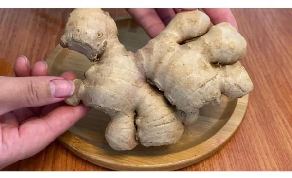 最近搬重物沒力氣,經常腰痠背痛,88歲外婆教我用幾片生薑就搞定 最近搬重物沒力氣,經常腰痠背痛,88歲外婆教我用幾片生薑就搞定