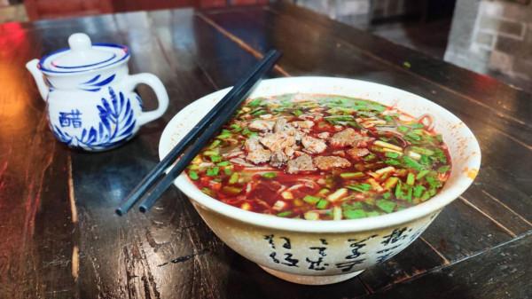 旅行洛陽，遇到美味牛肉湯，10塊錢2人吃飽，簡直就是福利餐