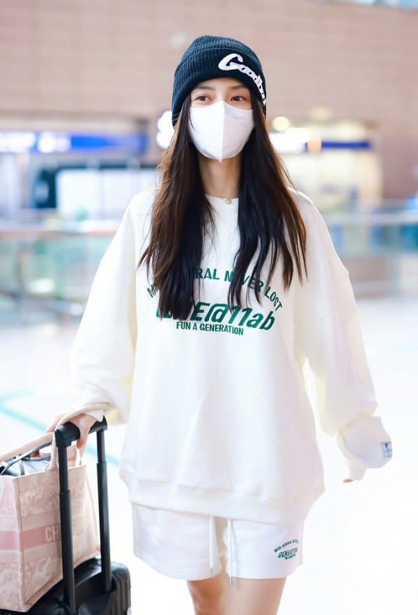 Angelababy機場私服曝光，白色衛衣演繹下半身失蹤，小雞腿太搶鏡