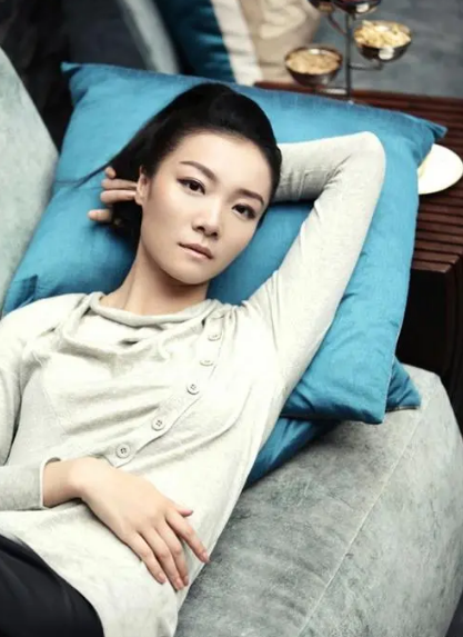 齊溪：娛樂圈的“奇女子”，穿帆布鞋走紅毯，顏值與實力並存