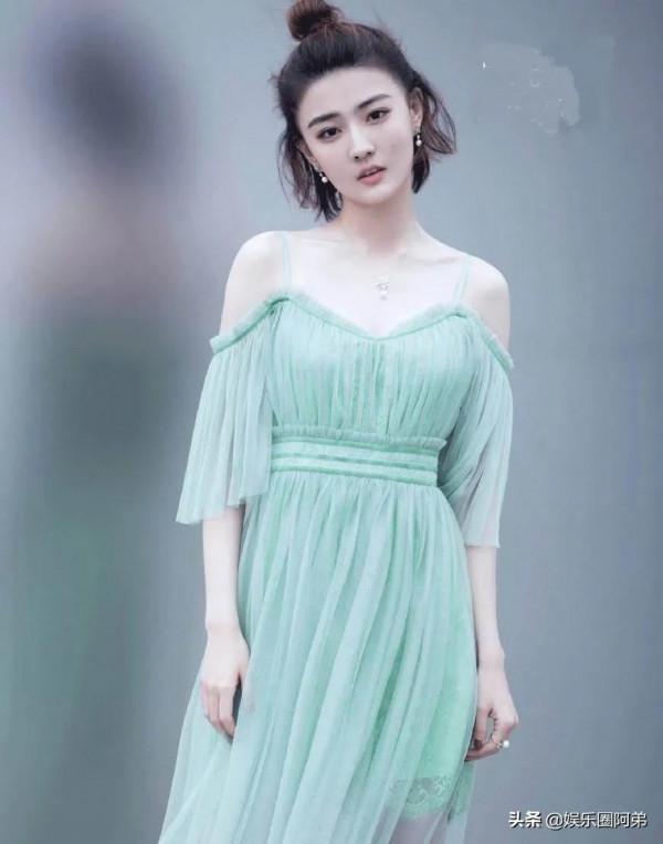 徐璐清純的外表和麵帶微笑的親和力深受大家喜歡