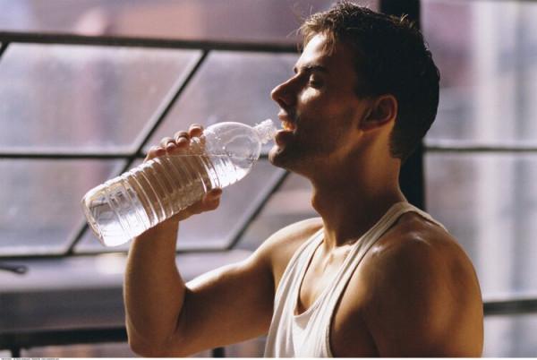 為什麼有人一喝水就老是要跑廁所，有的人喝很多水卻壓根沒尿意？