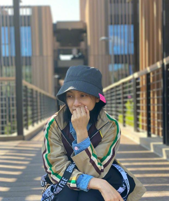 胡可一家四口走機場,穿小黑褲暴露“阿姨肚”,兩兒子穿得還挺潮 胡可一家四口走機場,穿小黑褲暴露“阿姨肚”,兩兒子穿得還挺潮