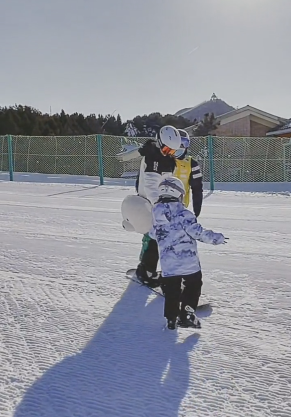 董璇帶著女兒滑雪！90後男友疑似同行，5歲小酒窩摔地上委屈落淚