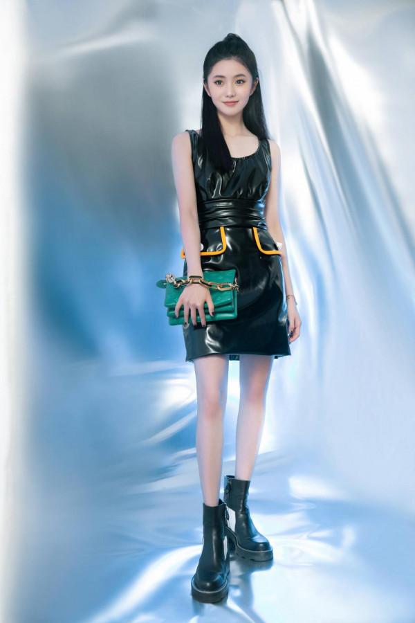 劉浩存梳高馬尾穿皮質連衣裙秀精緻五官 劉浩存梳高馬尾穿皮質連衣裙秀精緻五官