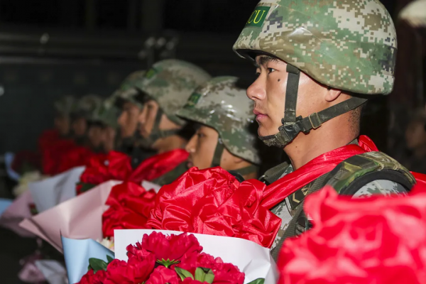 提前1年晉升四級軍士長，王傑部隊這兩名上士太牛了！