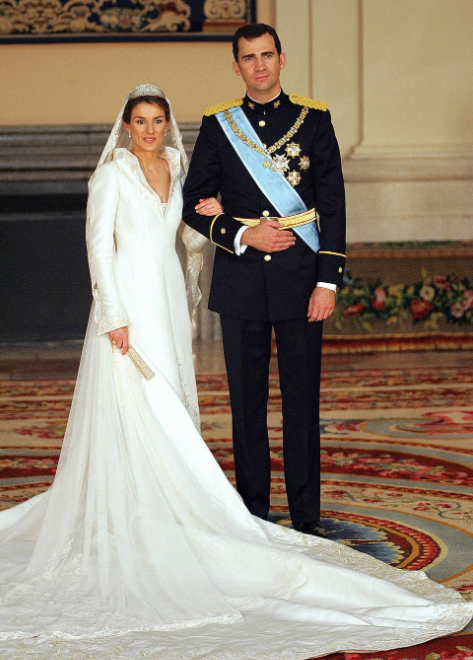 西班牙王室“最萌身高差”:王后踩恨天高仰望，國王摟不到小蠻腰