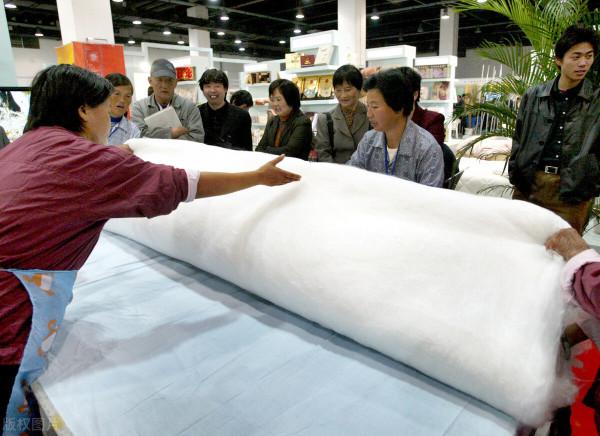 壹健康小知識:蠶絲被小孩尿床了怎麼洗?有尿能用洗衣機洗嗎 壹健康小知識:蠶絲被小孩尿床了怎麼洗?有尿能用洗衣機洗嗎