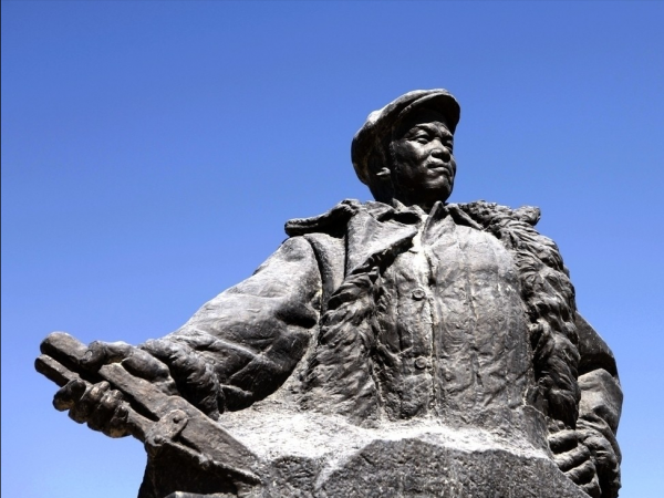 建國後我國為何發展見效慢的重工業？答案：前車之鑑教訓深刻