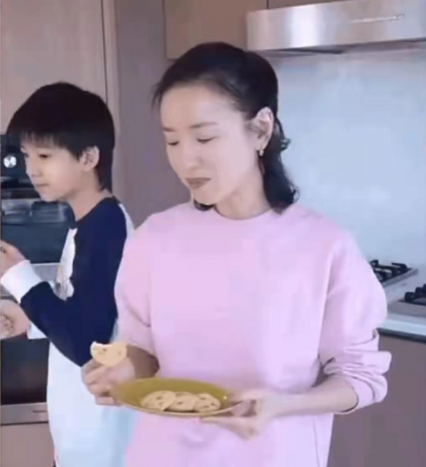 41歲董潔顏值回春！穿粉色衛衣驚豔亮相變少女，素顏狀態更開掛