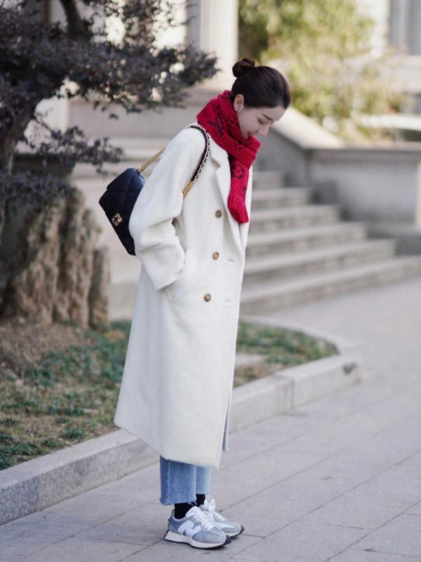 秋冬買大衣，儘量減少黑白灰，這幾種顏色更高階，襯托膚色顯白