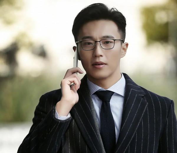 在《斛珠夫人》演楊冪哥哥，戲外卻比她小三歲，還和吳京演過戰狼