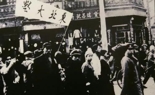 八路軍歷史上第一次鐵路大運兵,派來的車廂,原先竟是運牲口用的 八路軍歷史上第一次鐵路大運兵,派來的車廂,原先竟是運牲口用的