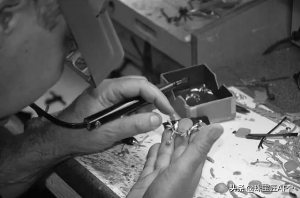 用銅做首飾，連英國女王都佩戴的千元級珠寶，你種草了麼？