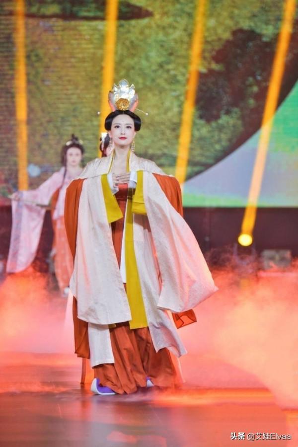 央視5美主持人罕見同臺！張蕾穿漢服似女王，打扮驚豔似選美現場