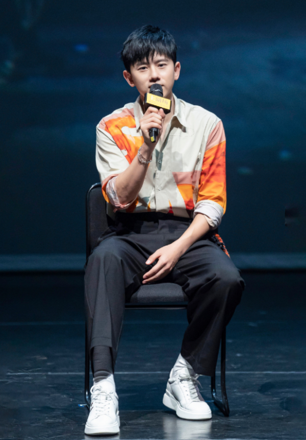 張傑舞臺造型公開，酒紅收腰西裝搭黑闊腿褲，“閏土”形象接地氣