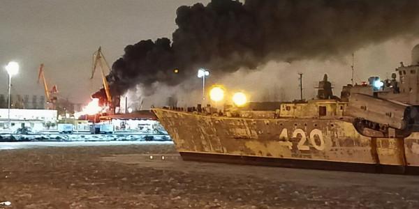 流年不利！俄最新護衛艦著火，燒成一個火炬，同名驅逐艦早成破爛