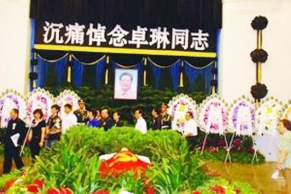 2009年，鄧小平夫人卓琳在京逝世，隔天清晨鄧家大院門口擺滿花圈