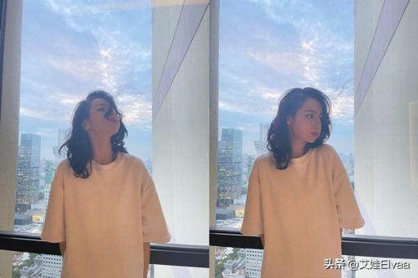 迪麗熱巴下班久違自拍，穿大碼T恤塗紅唇搞怪，360度全方位無死角