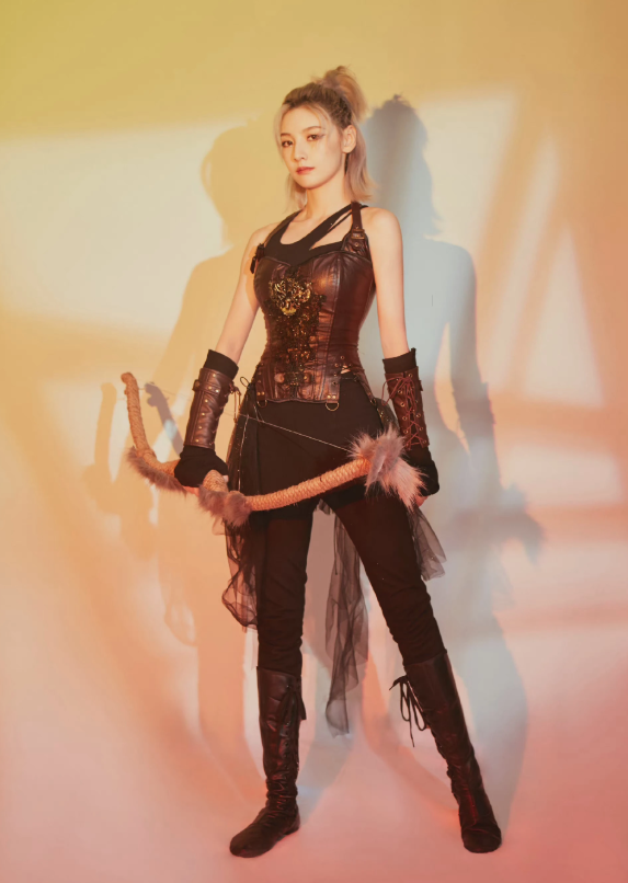 趙粵部落狼少女光影大片，黑色馬甲搭配黑紗長褲，野性又霸氣