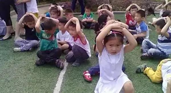 汶川地震時，一張西安“老師救娃”照感動眾人，他們相約5年一見