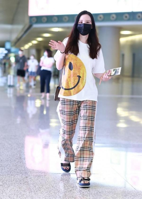 張萌穿衣挺隨性的,素色T恤配熒光邊,白皙肌膚被襯得清清楚楚 張萌穿衣挺隨性的,素色T恤配熒光邊,白皙肌膚被襯得清清楚楚