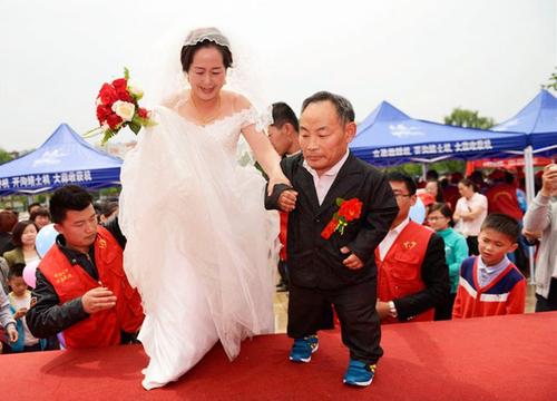 相差70釐米的愛情,身高1米的林彥華娶1.7米媳婦,兩人幸福美滿 相差70釐米的愛情,身高1米的林彥華娶1.7米媳婦,兩人幸福美滿