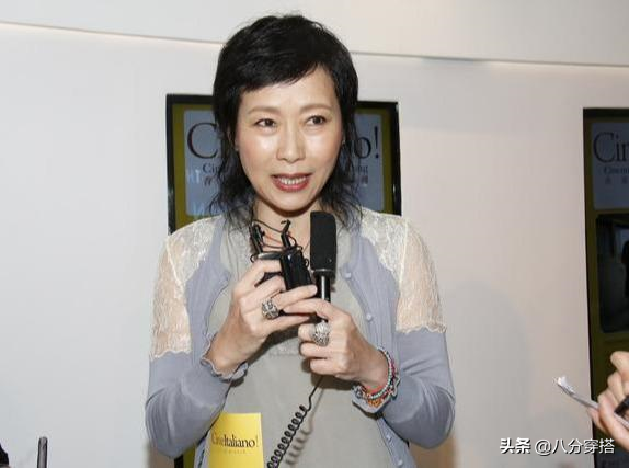 58歲的葉童真是不服老，淺藍色開衫配蕾絲內搭溫柔優雅，清爽減齡